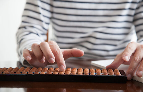 初めてそろばんに触る大人の方もご指導します | 京都のそろばん教室・そろばん学院タイムレスの多彩なサービス